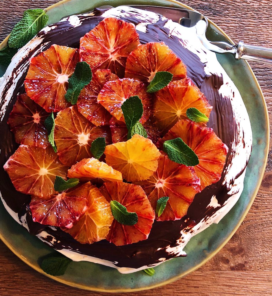 Pavlova with dark chocolate, vanilla cream and blood orange - DELIZABETH